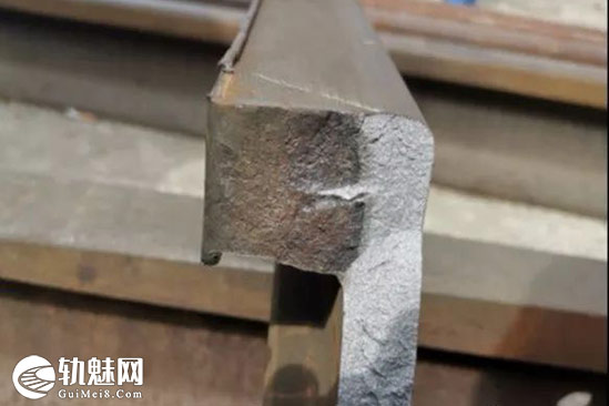 冬季断轨典型案例解析(护轨折断)