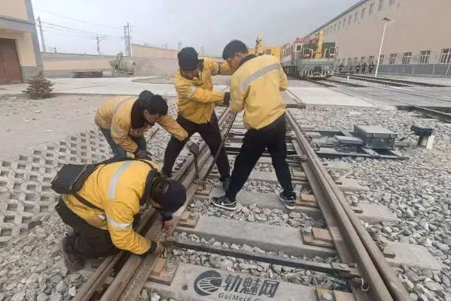 道岔拉杆缝隙扳动器