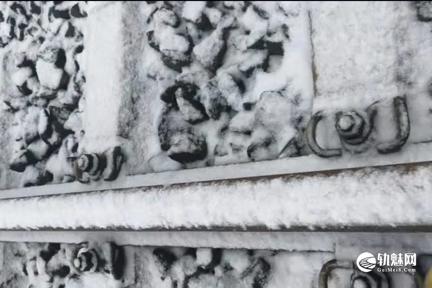 双轨小车清雪除油装置